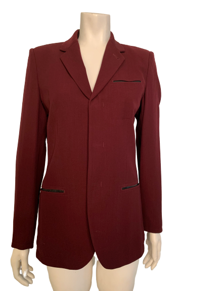 Burgundy, button-up blazer with notched-lapel and 3 slit pockets. 